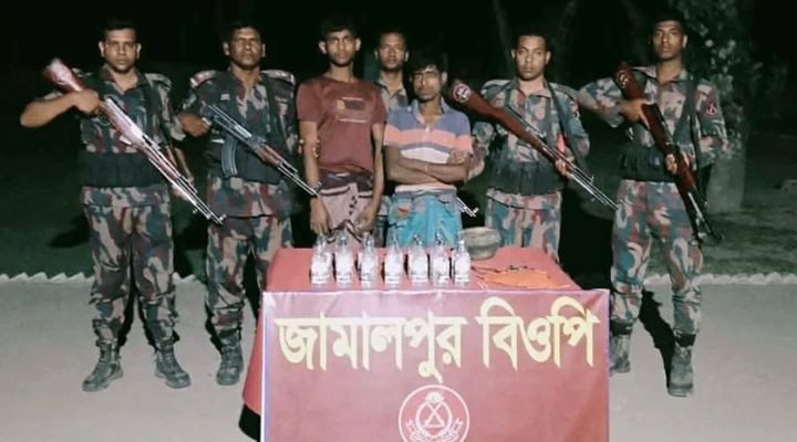 কুষ্টিয়ায় চোরকারবারীসহ ভারতীয় মাদক ও পণ্য উদ্ধার